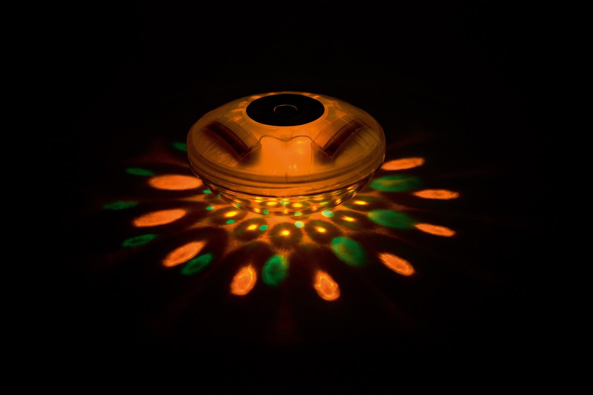 Plávajúca solárna LED lampa