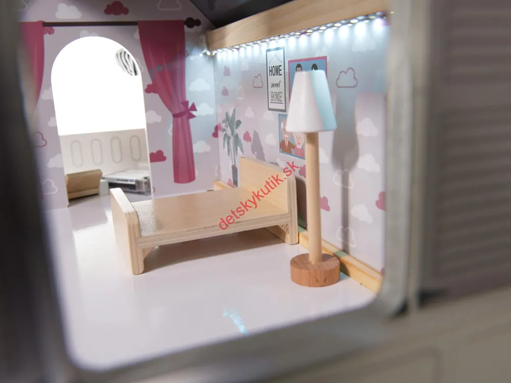 Drevený domček pre bábiky s LED osvetlením – 78 cm